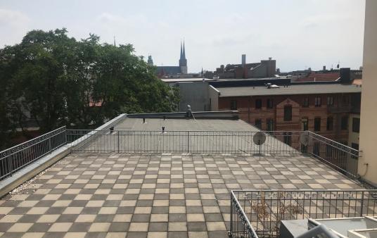 Terrasse mit Blick über Halle